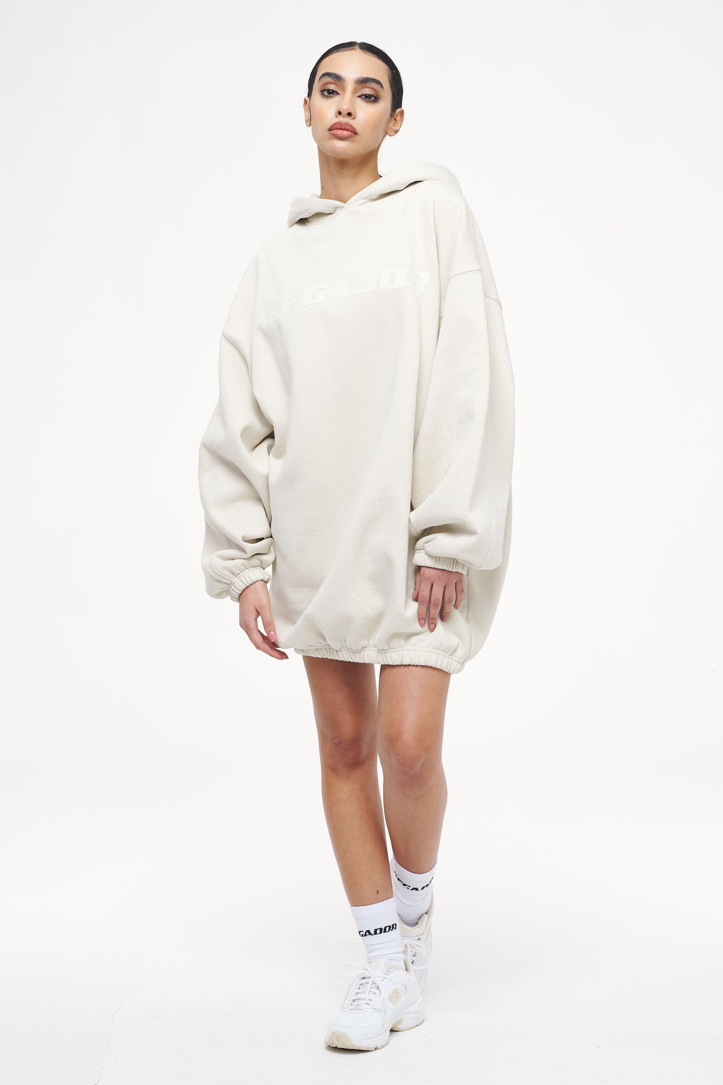 Pegador Lulea Oversized Hoodie Dress Vintage Washed Angels Cream Ganzkörper Bild aus der Trust The Process Kollektion für DaHerren