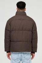 Pegador Solin Puffer Jacket Brown Detailshot aus der PEGADOR® Outerwear 22 Kollektion für Herren