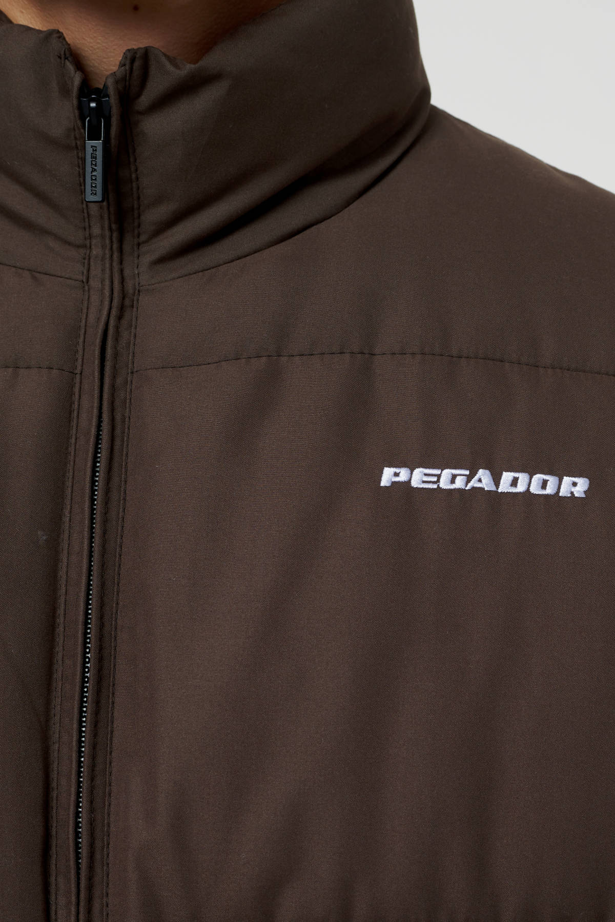 Pegador Solin Puffer Jacket Brown Detailshot aus der PEGADOR® Outerwear 22 Kollektion für Herren