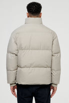 Pegador Solin Puffer Jacket Beige Detailshot aus der PEGADOR® Outerwear 22 Kollektion für Herren