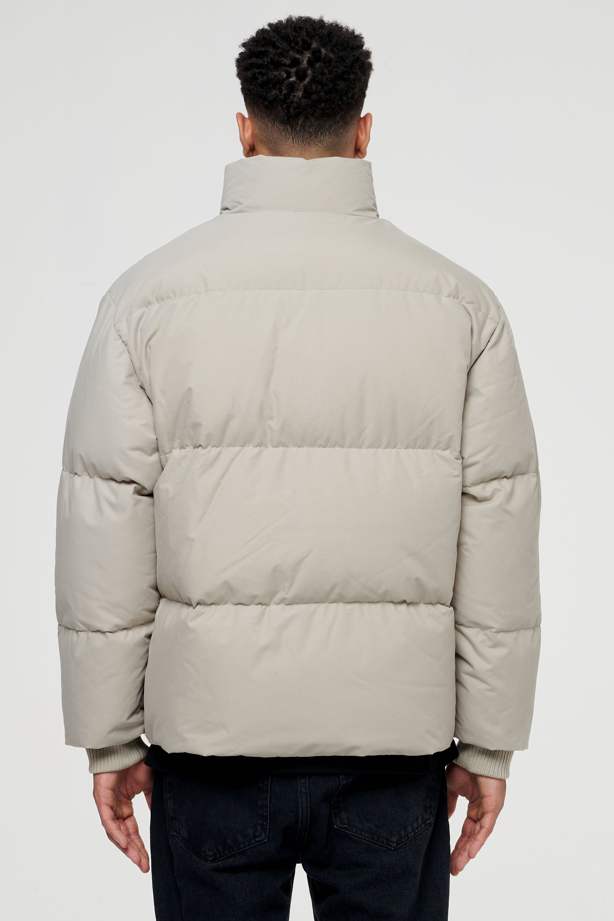 Pegador Solin Puffer Jacket Beige Detailshot aus der PEGADOR® Outerwear 22 Kollektion für Herren