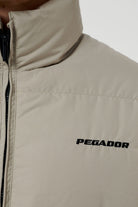 Pegador Solin Puffer Jacket Beige Detailshot aus der PEGADOR® Outerwear 22 Kollektion für Herren