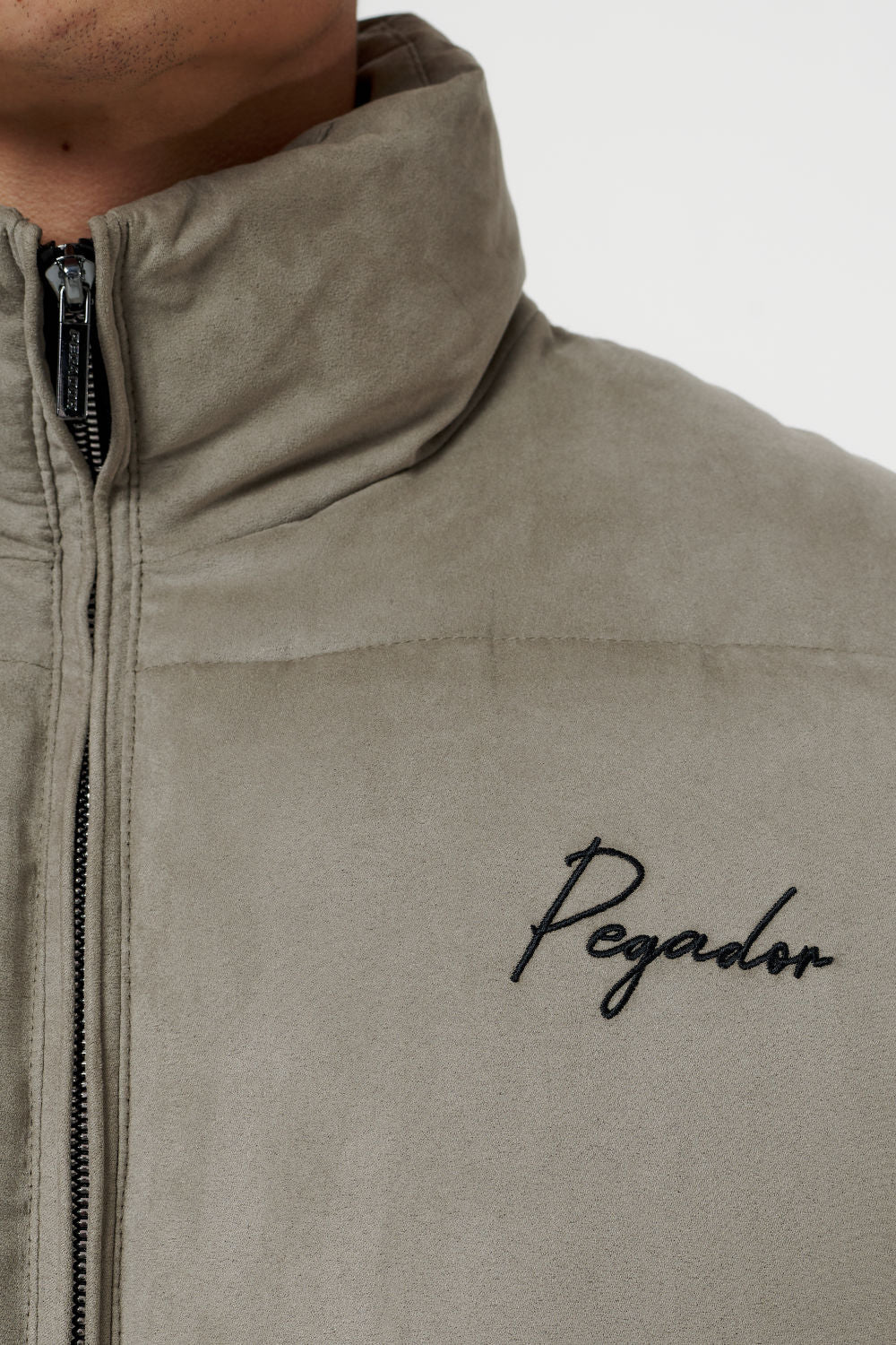 Pegador Neum Suede Puffer Jacket Frost Grey Detailshot aus der PEGADOR® Outerwear 22 Kollektion für Herren