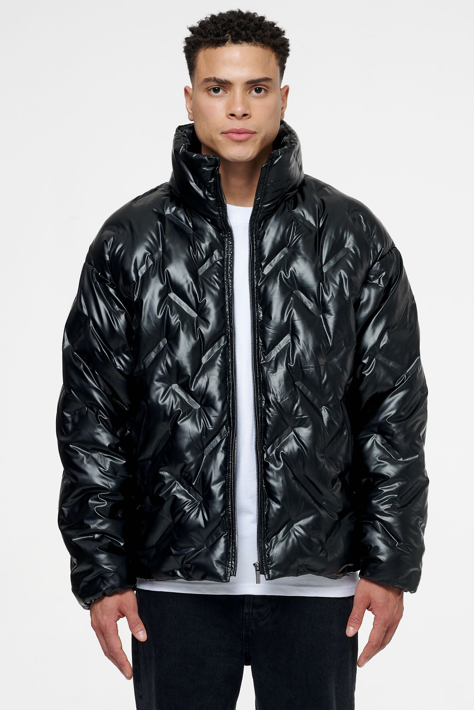 Pegador Lugo Oversized Monogram Puffer Jacket Black Hauptansicht aus der PEGADOR® Outerwear 22 Kollektion für Herren