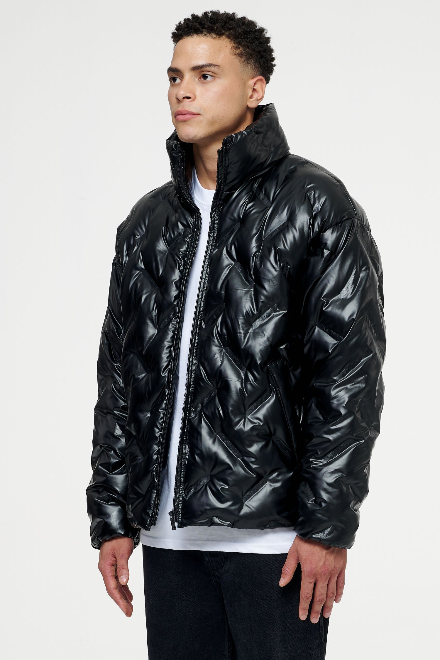 Pegador Lugo Oversized Monogram Puffer Jacket Black Detailshot aus der PEGADOR® Outerwear 22 Kollektion für Herren