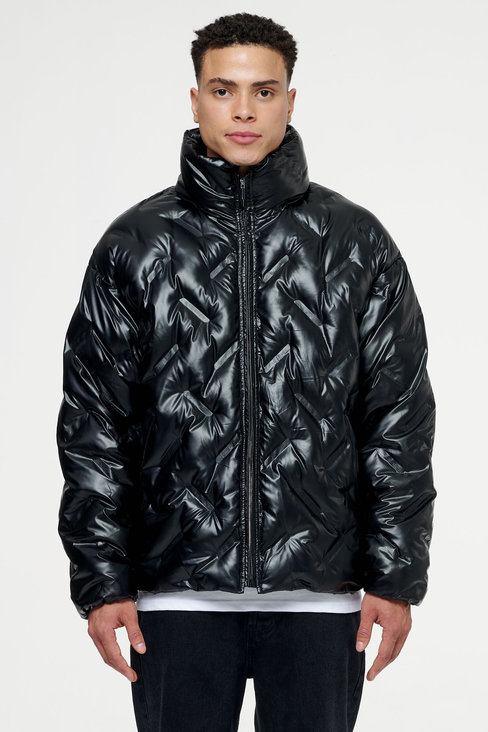 Pegador Lugo Oversized Monogram Puffer Jacket Black Seitenansicht aus der PEGADOR® Outerwear 22 Kollektion für Herren