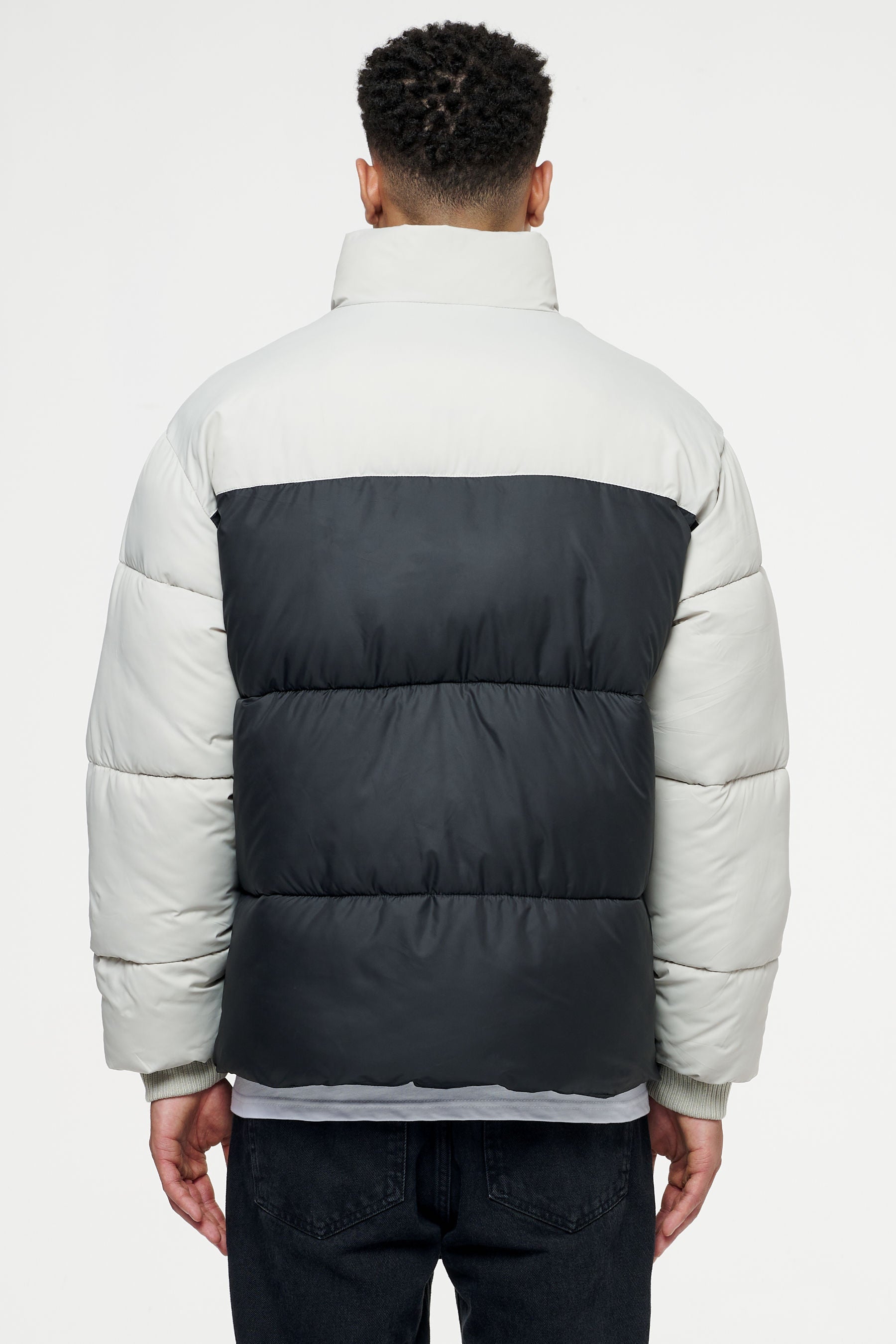 Pegador Marrero Patchwork Puffer Jacket Black Ash Grey Detailshot aus der PEGADOR® Outerwear 22 Kollektion für Herren