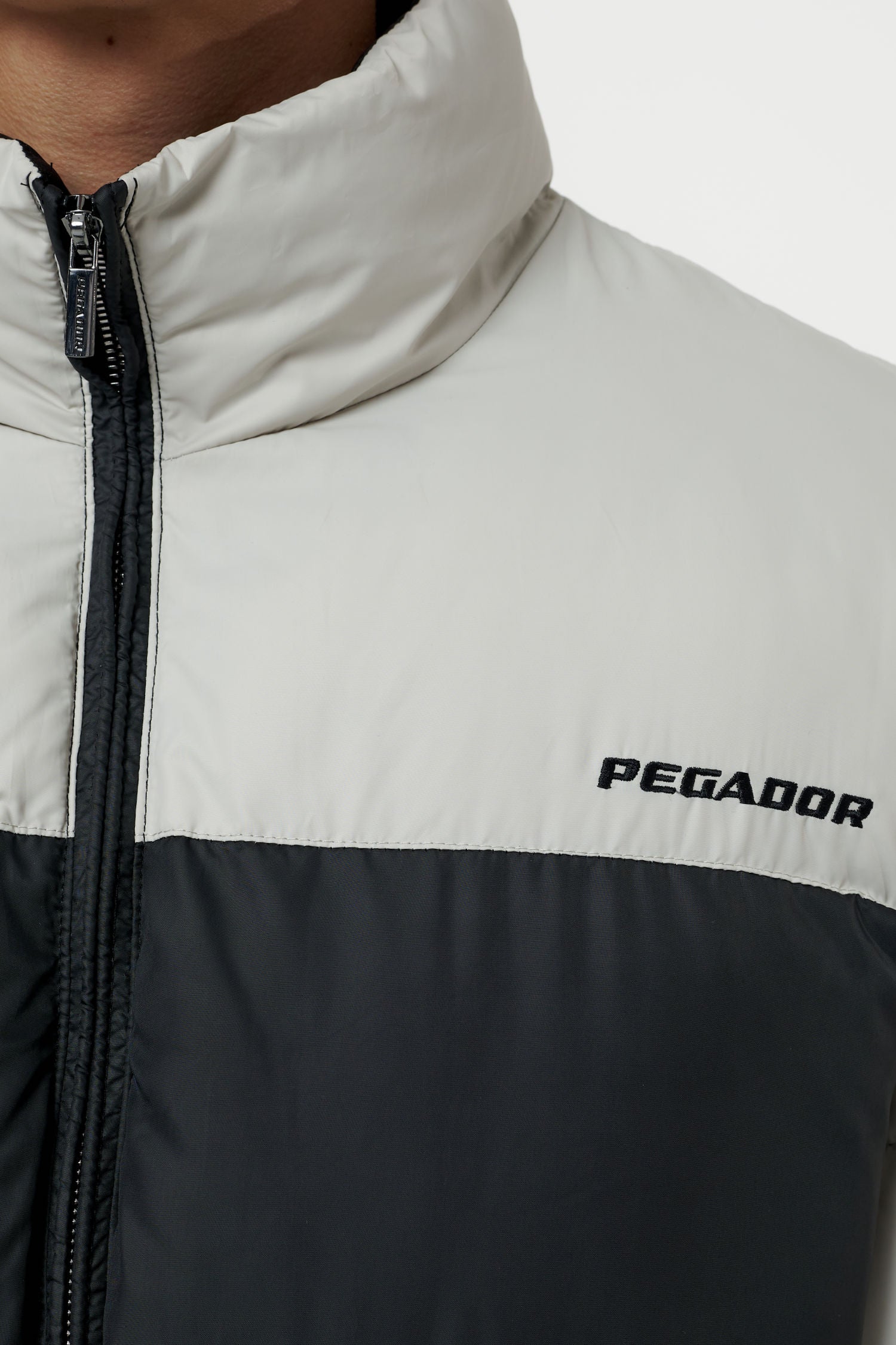 Pegador Marrero Patchwork Puffer Jacket Black Ash Grey Detailshot aus der PEGADOR® Outerwear 22 Kollektion für Herren