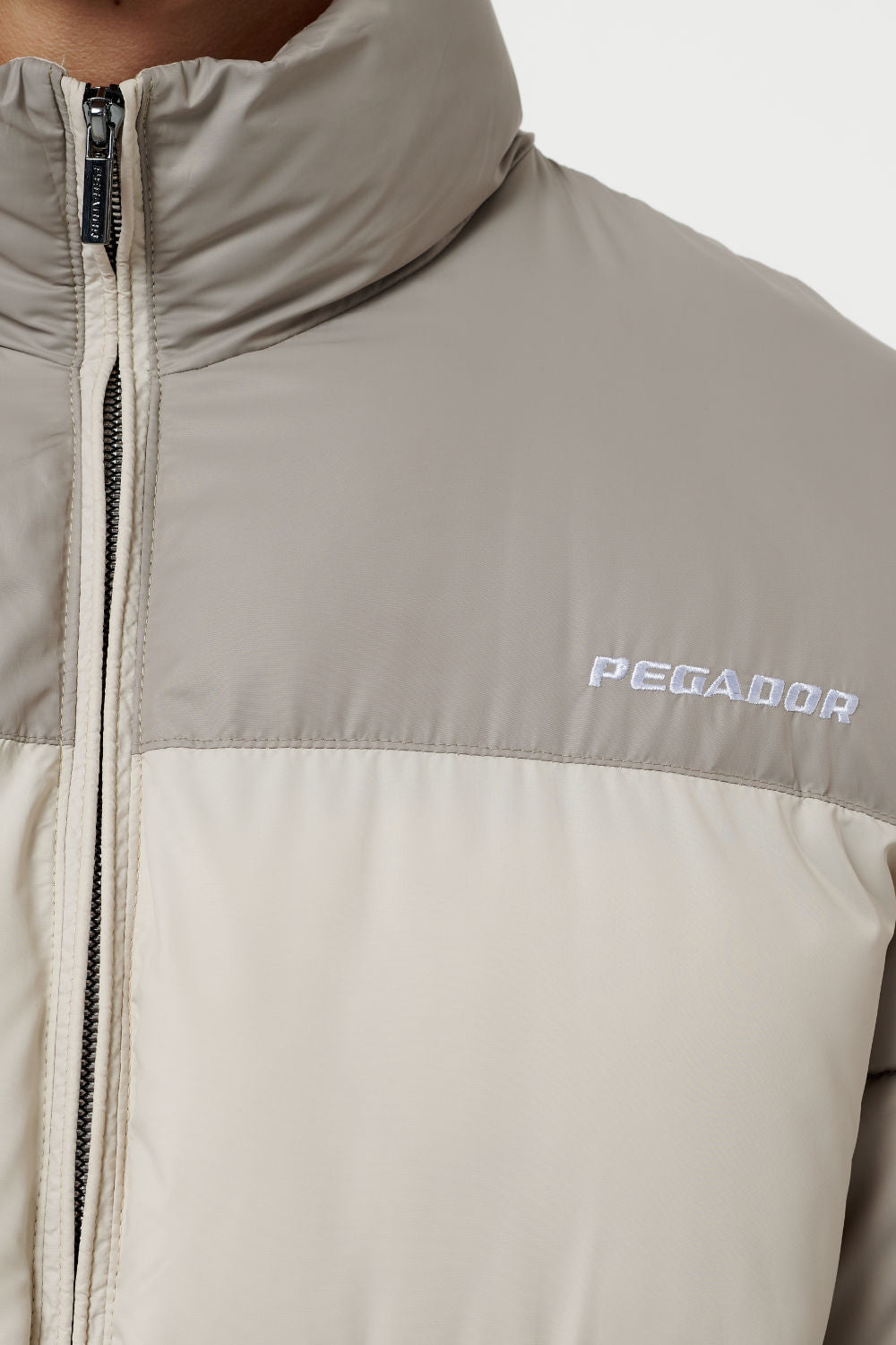 Pegador Marrero Patchwork Puffer Jacket Cream Earth Detailshot aus der PEGADOR® Outerwear 22 Kollektion für Herren