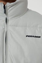 Pegador Solin Puffer Jacket Ash Grey Detailshot aus der PEGADOR® Outerwear 22 Kollektion für Herren