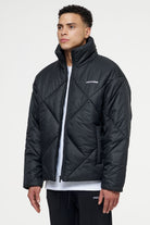 Pegador Labin Quilted Puffer Jacket Black Gegenansicht aus der PEGADOR® Outerwear 22 Kollektion für Herren