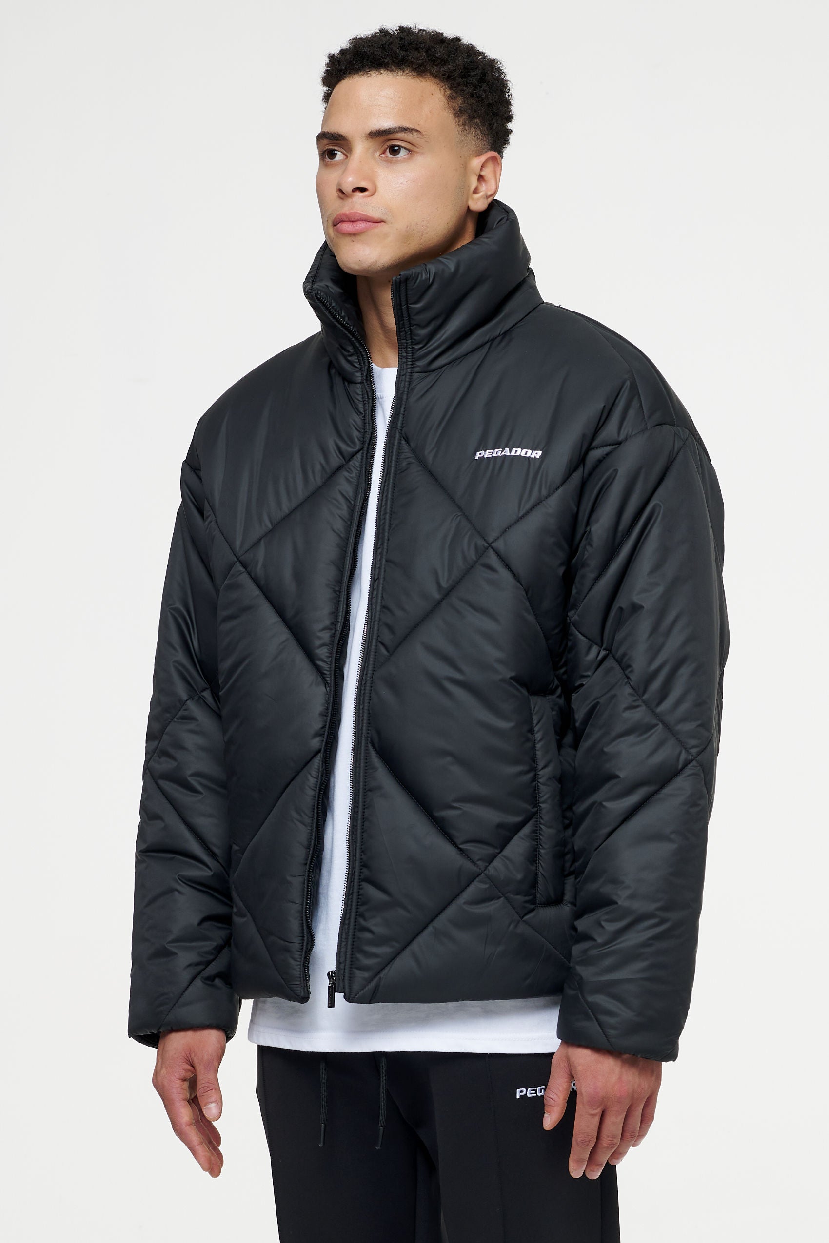 Pegador Labin Quilted Puffer Jacket Black Gegenansicht aus der PEGADOR® Outerwear 22 Kollektion für Herren