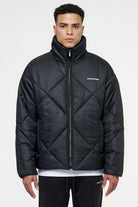 Pegador Labin Quilted Puffer Jacket Black Seitenansicht aus der PEGADOR® Outerwear 22 Kollektion für Herren