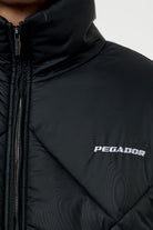 Pegador Labin Quilted Puffer Jacket Black Detailshot aus der PEGADOR® Outerwear 22 Kollektion für Herren