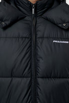 Pegador Vigo Puffer Coat Black Detailshot aus der PEGADOR® Outerwear 22 Kollektion für Herren