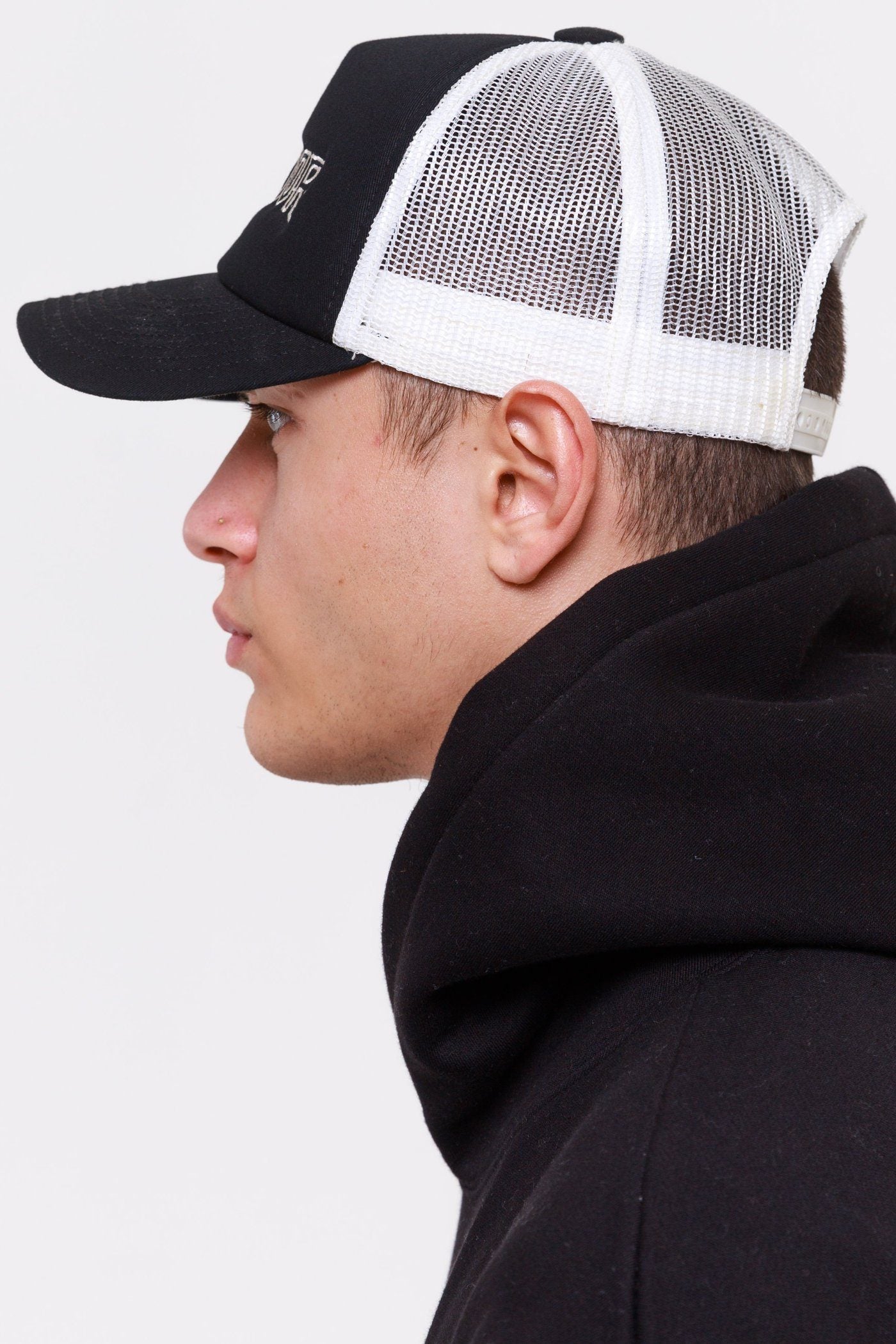 Pegador Oregon Trucker Cap Black Ganzkörper Bild aus der Wild Society Kollektion für Herren